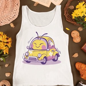 Può includere: Canotta bianca con un'illustrazione di un'auto gialla con la faccia di un'ape e dei fiori. L'auto sta guidando su uno sfondo bianco.