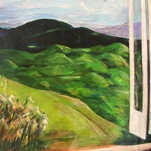 Könnte beinhalten: Ölgemälde einer Landschaft mit grünen Hügeln und einem dunklen Gebirgszug. Ein Fensterrahmen ist rechts zu sehen. Der Himmel ist eine Mischung aus Blau und Lila, was eine ruhige Atmosphäre schafft.
