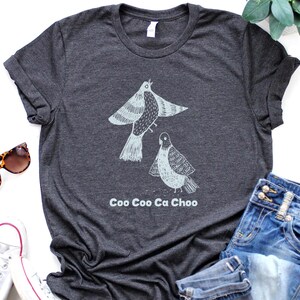 Coo Coo Ca Choo ピジョン T シャツ、面白いピジョン バード グラフィック T シャツ、かわいい鳥シャツ、鳥好きへのギフト、ユニセックス T シャツ