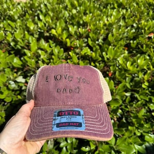Chapeau Love Notes, cadeau pour maman, chemise personnalisée, écriture brodée à la main, cadeau souvenir, cadeau de fête des pères