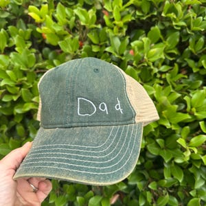 Chapeau Love Notes, cadeau pour maman, chemise personnalisée, écriture brodée à la main, cadeau souvenir, cadeau de fête des pères
