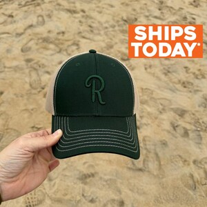 Snapback Benutzerdefinierte Buchstaben, 3D Flat Bill Snapback, personalisierte schwarze Kappe, Anpassen der Baseballkappe, gestickter Hut mit Netzrücken