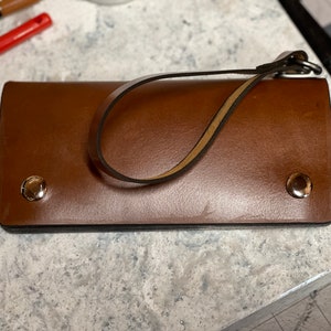 Cartera de cuero hecha a mano.