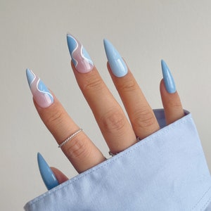 AMAYA Presse bleue abstraite sur les ongles Ongles bleu ciel Ongles de printemps Ongles dessin au trait abstrait image 1