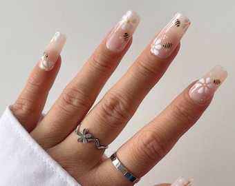 BREE | Bumble Bee Press On Nails | Daisy Flower Nails | Floral Bee Nails | Busy Bee Nails | Spring Nails