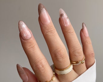 ALLIE | Presse à paillettes d’or champagne sur les ongles | Ongles réfléchissants à paillettes d’or | Ongles à pointe française | Ongles d'hiver 2022 | Ongles du Nouvel An