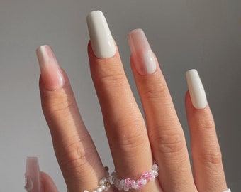 LAURA | Presse en forme de coeur sur les ongles | Ongles peints rougis | Ongles pour coup de pinceau | Ongles en gel | Ongles blanc crème