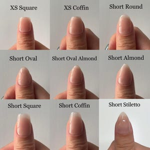 Op de afbeelding: Een visuele gids voor verschillende nagelvormen, waaronder XS Vierkant, XS Kist, Korte Rond, Korte Ovaal, Korte Ovaal Amandel, Korte Amandel, Korte Vierkant, Korte Kist en Korte Stiletto.