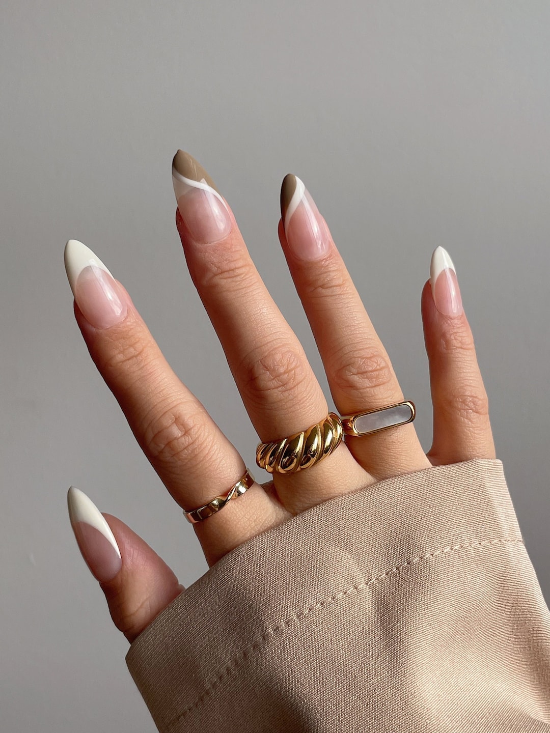 Abstract swirl art round nails
