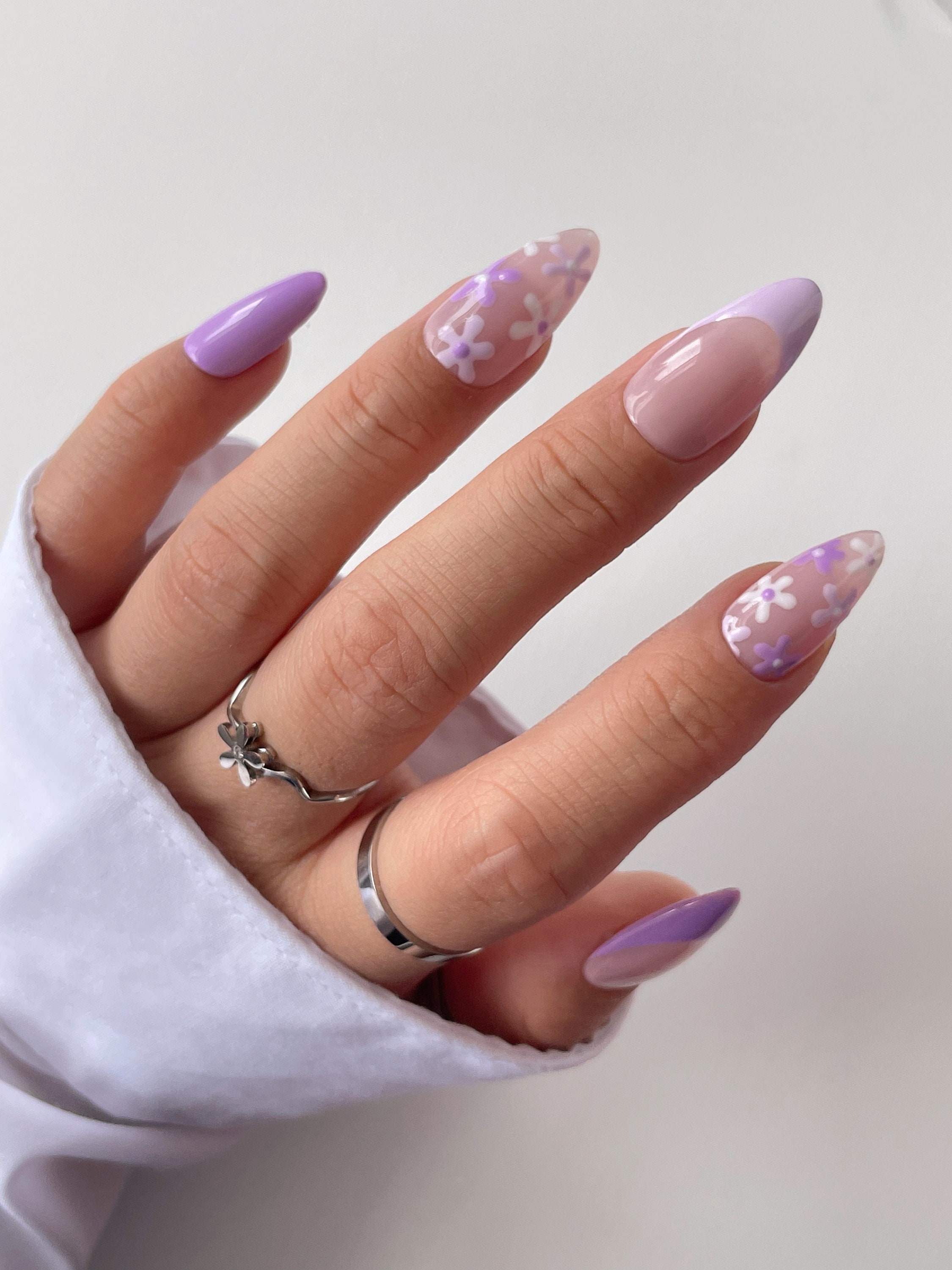 Lilac Lily Nails for 2025 Spring Vibes