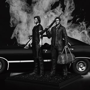 Puede incluir: Conjunto de figuras en blanco y negro de dos hombres de pie junto a un coche negro. Los hombres sostienen un arma y una bolsa. El coche es un coche americano cl&aacute;sico de m&uacute;sculo con un fondo humeante.