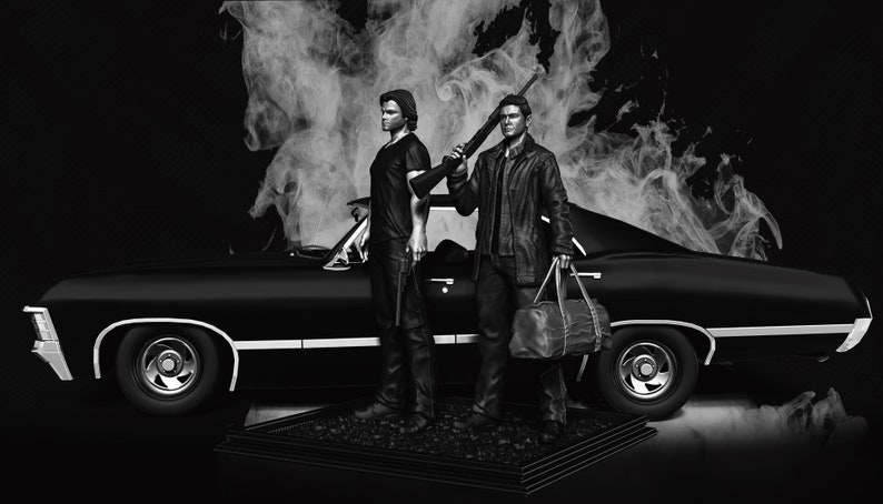 Puede incluir: Conjunto de figuras en blanco y negro de dos hombres de pie junto a un coche negro. Los hombres sostienen un arma y una bolsa. El coche es un coche americano cl&aacute;sico de m&uacute;sculo con un fondo humeante.
