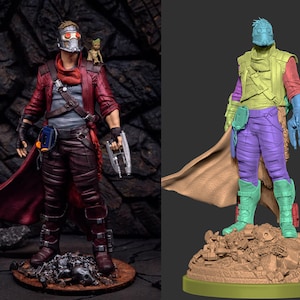 Può includere: Una action figure rossa e marrone di Star-Lord dei Guardiani della Galassia, che indossa una giacca rossa, pantaloni marroni e un casco argentato. Tiene un blaster argentato nella mano destra. Una piccola action figure verde di Groot è sulla sua spalla. Le action figure sono in piedi su una base marrone con una texture rocciosa.