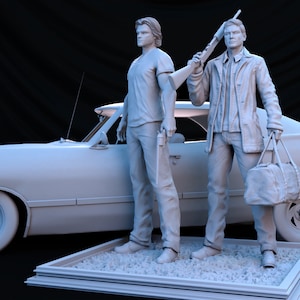 Puede incluir: Dos figuras blancas pintadas de hombres de pie junto a un coche modelo pintado de blanco. Los hombres sostienen armas de fuego y una bolsa. El coche es un coche americano cl&aacute;sico de m&uacute;sculo.