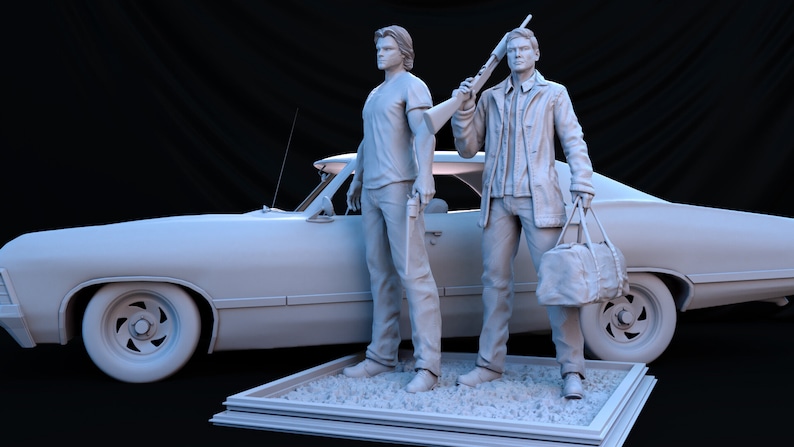 Puede incluir: Dos figuras blancas pintadas de hombres de pie junto a un coche modelo pintado de blanco. Los hombres sostienen armas de fuego y una bolsa. El coche es un coche americano cl&aacute;sico de m&uacute;sculo.