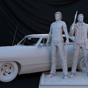 Puede incluir: Un modelo blanco pintado de un coche cl&aacute;sico con dos figuras de pie delante de &eacute;l. Las figuras sostienen armas y una bolsa. El modelo est&aacute; sobre una base blanca.