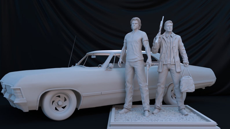 Puede incluir: Un modelo blanco pintado de un coche cl&aacute;sico con dos figuras de pie delante de &eacute;l. Las figuras sostienen armas y una bolsa. El modelo est&aacute; sobre una base blanca.