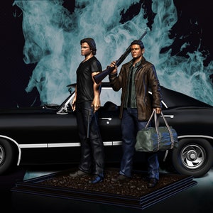 Puede incluir: Dos figuras de hombres de pie junto a un coche negro. Los hombres sostienen un arma y una bolsa. El coche es un modelo cl&aacute;sico con pintura negra y molduras blancas. Las figuras est&aacute;n de pie sobre una base negra con una superficie marr&oacute;n.