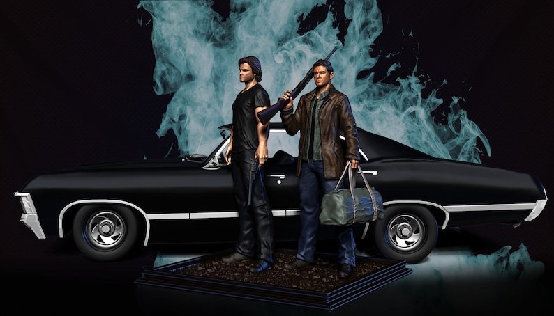 Puede incluir: Dos figuras de hombres de pie junto a un coche negro. Los hombres sostienen un arma y una bolsa. El coche es un modelo cl&aacute;sico con pintura negra y molduras blancas. Las figuras est&aacute;n de pie sobre una base negra con una superficie marr&oacute;n.