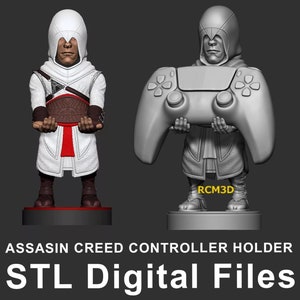 Puede incluir: Un modelo impreso en 3D de un personaje de videojuego sosteniendo un mando de videojuego. El personaje lleva una túnica blanca con capucha y sostiene un mando gris. El modelo está diseñado para ser un soporte de mando. Archivos digitales STL.