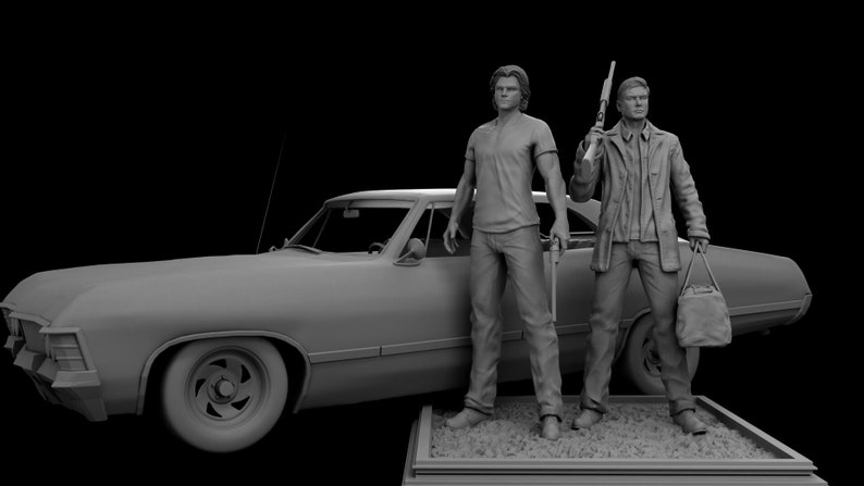 Puede incluir: Un modelo gris y blanco de dos figuras de pie junto a un coche cl&aacute;sico. Las figuras sostienen armas y una bolsa. El coche es un Chevrolet Impala de 1967.