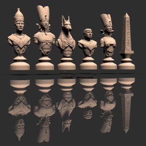 Può includere: Set di sei pezzi degli scacchi a tema egizio, tra cui un faraone, una regina, un dio, una dea e un obelisco. I pezzi sono realizzati in un materiale marrone chiaro e sono dettagliati con intricate sculture.