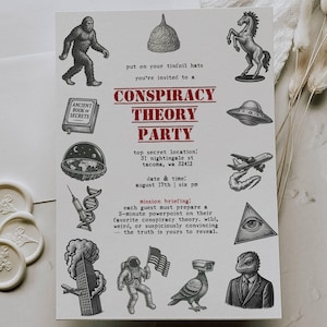 Pode incluir: Uma caneca de cerâmica branca com uma alça preta e o texto "But First, Coffee" em negrito preto. A caneca está cheia de um líquido escuro, provavelmente café, e está sobre uma superfície clara.