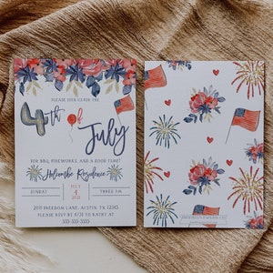 Puede incluir: Una invitaci&oacute;n a una fiesta del 4 de julio con un dise&ntilde;o de acuarela de fuegos artificiales, flores y banderas americanas rojas, blancas y azules. La invitaci&oacute;n incluye la fecha, la hora y la ubicaci&oacute;n de la fiesta. El texto de la invitaci&oacute;n dice: "Por favor, &uacute;nase a nosotros para el 4 de julio para una barbacoa, fuegos artificiales y un buen rato. Residencia Holcombe Domingo, 4 de julio de 2021, 15:00 200 Freedom Lane, Austin, TX 12345 Por favor, confirme su asistencia antes del 31 de junio a Kathy al 555-555-5555"