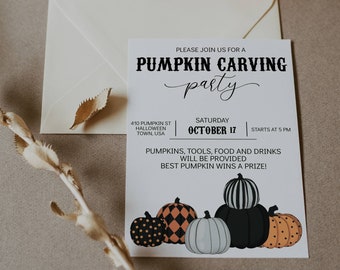 Puede incluir: Una tarjeta de invitación blanca con texto negro anunciando una fiesta de tallado de calabazas el sábado 17 de octubre, a partir de las 5 PM. La invitación incluye la dirección, 410 Pumpkin St, Halloween Town, USA. También indica que se proporcionarán calabazas, herramientas, comida y bebidas, y la mejor calabaza gana un premio. La invitación presenta una ilustración colorida de cinco calabazas con diferentes patrones.