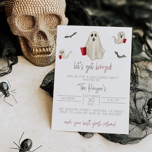Może przedstawiać: Biała karta z zaproszeniem z ilustracją ducha i tekstem "let's get boozed". Zaproszenie na imprezę Halloweenową organizowaną przez The Rayne's w sobotę, 30 października 2021, od 18:10 do 22:15 pod adresem 230 Ghostin Street, Ventura, CA 93003. Prosimy o potwierdzenie udziału u Leah pod numerem 555-555-5555. Zaproszenie zachęca gości do założenia najlepszego kostiumu ducha.