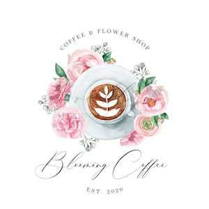 Può includere: Un'illustrazione ad acquerello di una tazza di caffè con un design floreale. La tazza è circondata da fiori rosa e foglie verdi. Il testo "Coffee & Flower Shop" è scritto in un cerchio sopra la tazza. Il testo "Blooming Coffee Est. 2020" è scritto sotto la tazza.