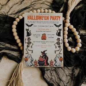 Pu&ograve; includere: Un invito per una festa di Halloween in stile vintage con sfondo beige. L'invito presenta pipistrelli, gatti neri, scheletri, fantasmi e una strega. Il testo recita "Hallowe'en Party" e include i dettagli dell'evento.