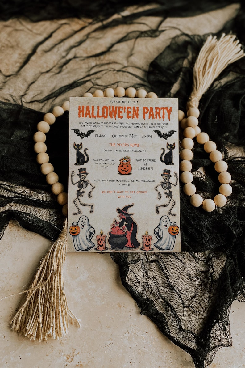 Pu&ograve; includere: Un invito per una festa di Halloween in stile vintage con sfondo beige. L'invito presenta pipistrelli, gatti neri, scheletri, fantasmi e una strega. Il testo recita "Hallowe'en Party" e include i dettagli dell'evento.