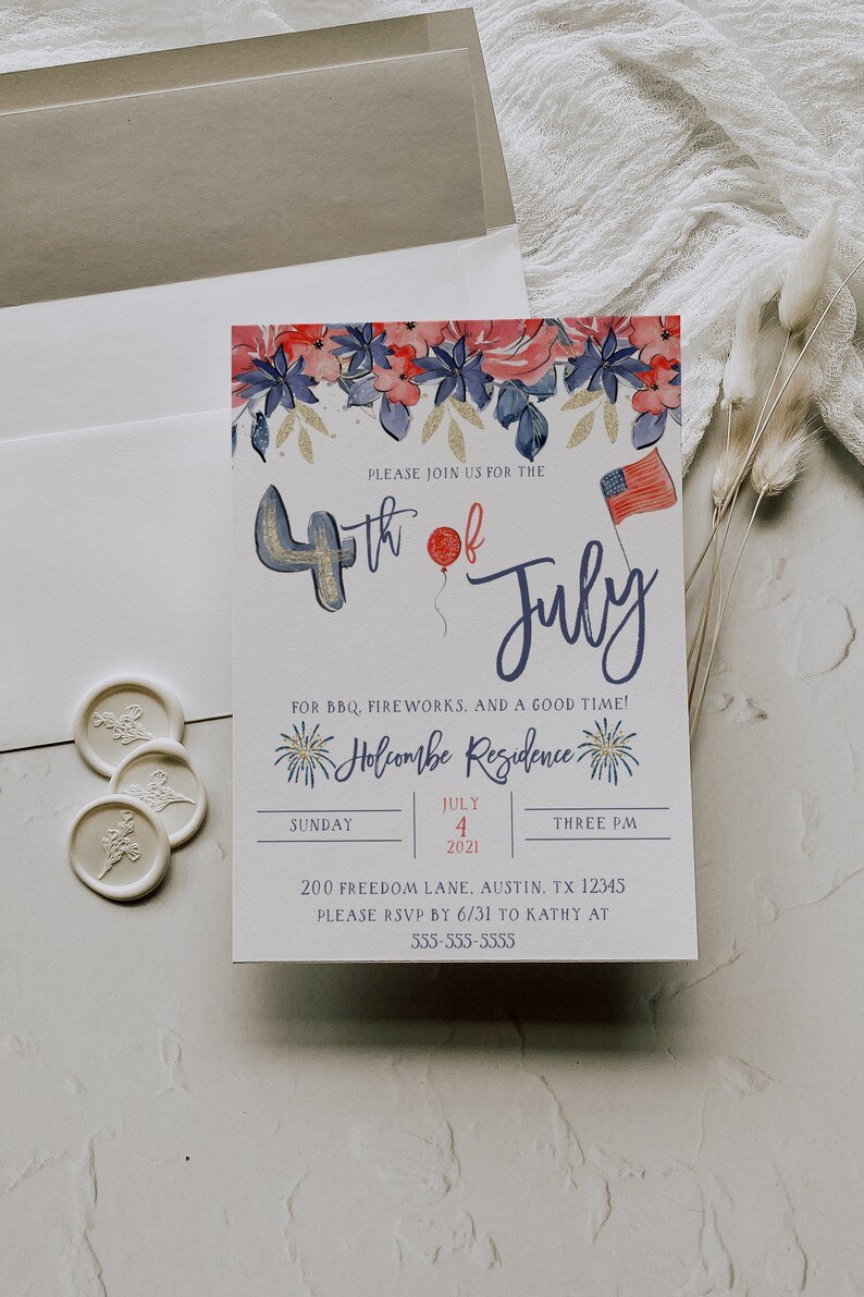 Puede incluir: Una invitaci&oacute;n a una fiesta del 4 de julio con un fondo de acuarela de flores rojas, blancas y azules. El texto dice "Por favor, &uacute;nase a nosotros para el 4 de julio para barbacoa, fuegos artificiales y un buen rato! Residencia Holcombe, Domingo, 4 de julio de 2021, Tres de la tarde, 200 Freedom Lane, Austin, TX 12345, Por favor, confirme su asistencia antes del 31 de junio a Kathy al 555-555-5555."