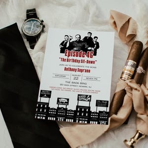 Pu&ograve; includere: Un invito per "Episode 46: The Birthday Sit-Down" con un gruppo di uomini, sigari, un orologio nero e una cravatta nera. L'invito include la data, l'ora e il luogo.