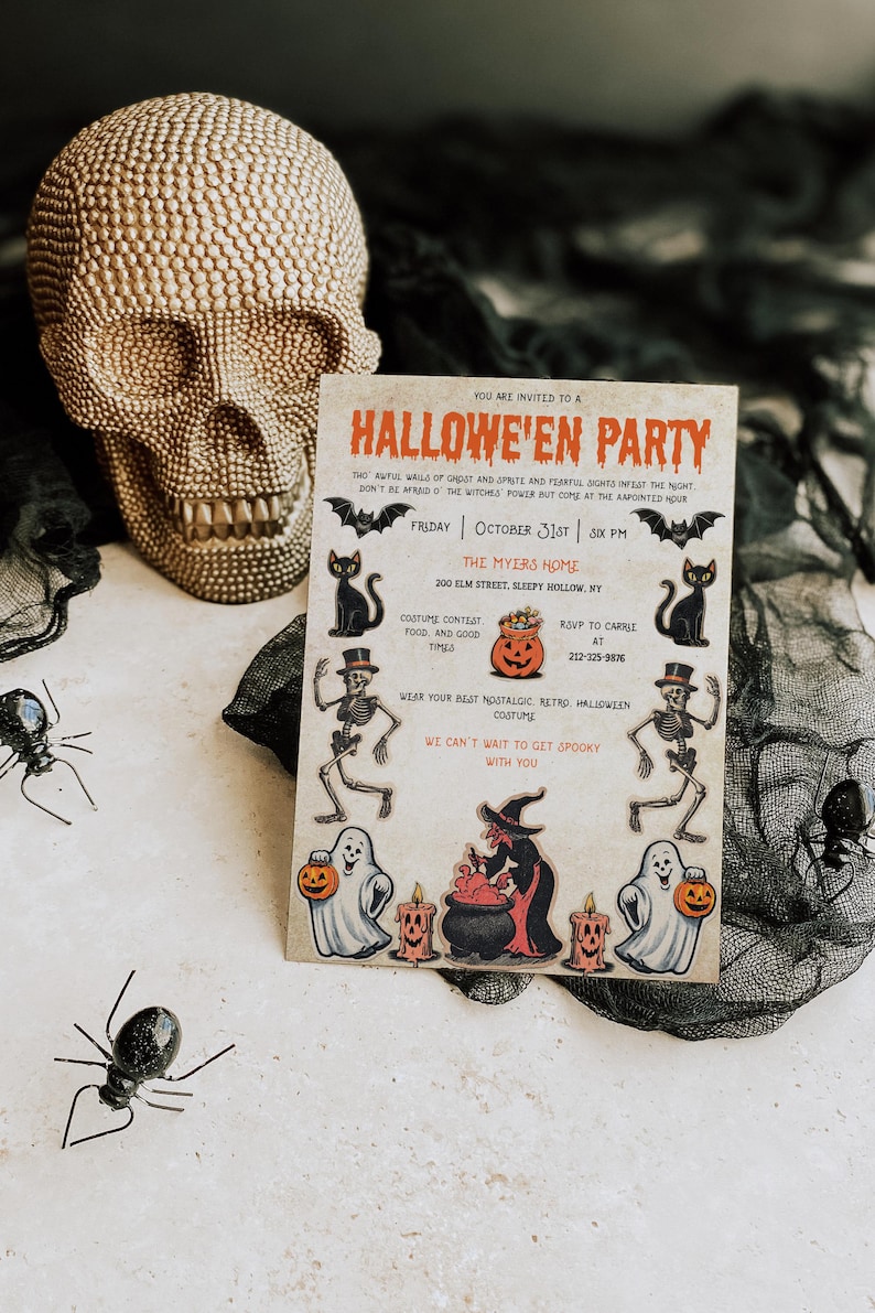 Pu&ograve; includere: Invito a una festa di Halloween dal design vintage. L'invito presenta un teschio, pipistrelli, gatti neri, scheletri, fantasmi e una strega. Il testo recita "Hallowe'en Party" con i dettagli dell'evento.