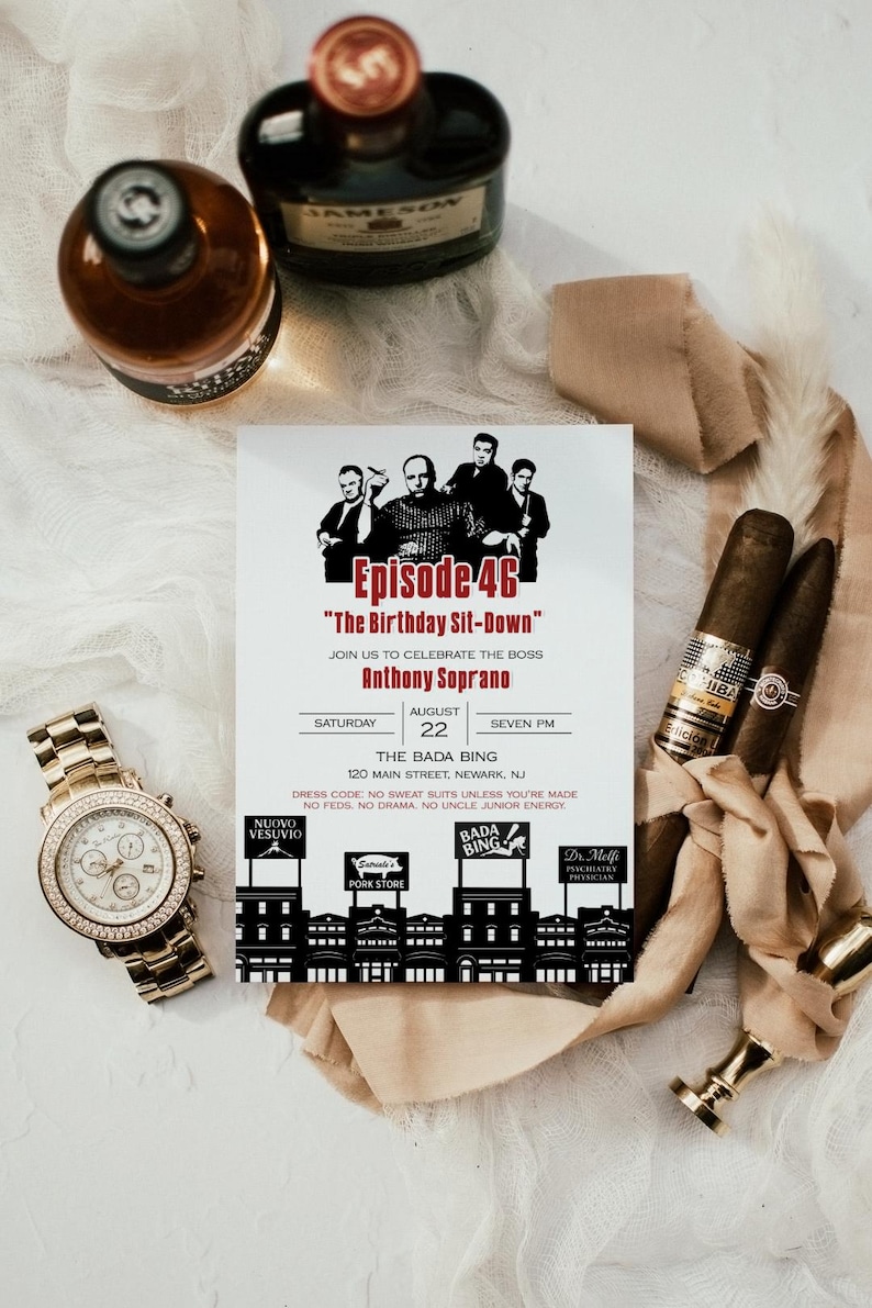Pu&ograve; includere: Un invito per "Episodio 46" di una festa di compleanno, con un gruppo di uomini in giacca e cravatta. L'invito &egrave; accompagnato da sigari, bottiglie di whisky, un orologio d'oro ed elementi decorativi.