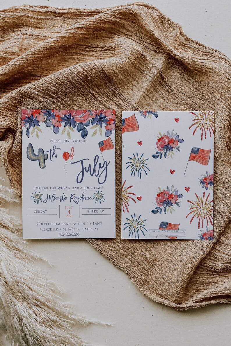 Puede incluir: Una invitaci&oacute;n a una fiesta del 4 de julio con un dise&ntilde;o de acuarela de fuegos artificiales, flores y banderas americanas rojas, blancas y azules. La invitaci&oacute;n incluye la fecha, la hora y la ubicaci&oacute;n de la fiesta. El texto de la invitaci&oacute;n dice: "Por favor, &uacute;nase a nosotros para el 4 de julio para una barbacoa, fuegos artificiales y un buen rato. Residencia Holcombe Domingo, 4 de julio de 2021, 15:00 200 Freedom Lane, Austin, TX 12345 Por favor, confirme su asistencia antes del 31 de junio a Kathy al 555-555-5555"