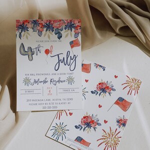 Puede incluir: Una invitaci&oacute;n a una fiesta del 4 de julio con un dise&ntilde;o de acuarela con flores rojas, blancas y azules, fuegos artificiales y un globo. La invitaci&oacute;n incluye la fecha, la hora y la ubicaci&oacute;n de la fiesta. El texto dice: "Por favor, &uacute;nase a nosotros para el 4 de julio para una barbacoa, fuegos artificiales y un buen rato! Residencia Holcombe, Domingo, 4 de julio de 2021, 15:00, 200 Freedom Lane, Austin, TX 12345. Por favor, confirme su asistencia antes del 31/06 a Kathy al 555-555-5555."