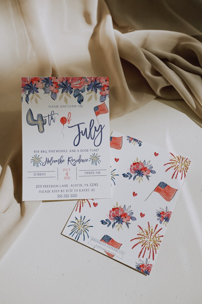 Puede incluir: Una invitaci&oacute;n a una fiesta del 4 de julio con un dise&ntilde;o de acuarela con flores rojas, blancas y azules, fuegos artificiales y un globo. La invitaci&oacute;n incluye la fecha, la hora y la ubicaci&oacute;n de la fiesta. El texto dice: "Por favor, &uacute;nase a nosotros para el 4 de julio para una barbacoa, fuegos artificiales y un buen rato! Residencia Holcombe, Domingo, 4 de julio de 2021, 15:00, 200 Freedom Lane, Austin, TX 12345. Por favor, confirme su asistencia antes del 31/06 a Kathy al 555-555-5555."