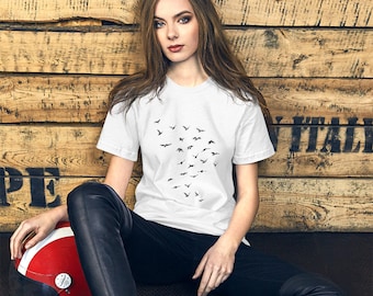 Camiseta unisex de manga corta, camiseta de pájaros, camiseta gráfica, amante de la naturaleza, regalo para ella, pájaros voladores, camisetas de mujer, tops de mujer, silueta de pájaro, camiseta
