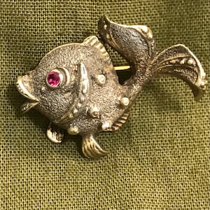 legant Mid-Century Sterling Fish Brooch