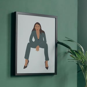 Puede incluir: Una ilustración enmarcada de una persona que lleva un traje gris y está sentada con las piernas cruzadas. La persona tiene el pelo oscuro y lleva tacones oscuros.