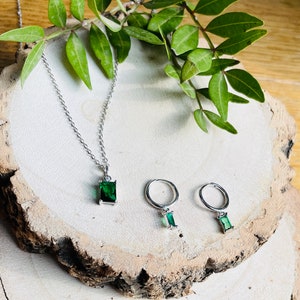 Emerald green and gold necklace and earrings, bridesmaid Jewelry set, huggie earrings and emerald necklace jewel, Jewelry set gift for her, image 3