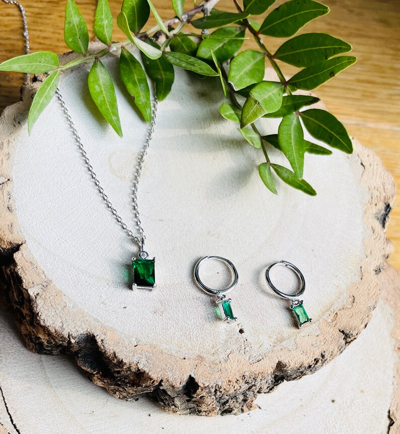 Emerald green and gold necklace and earrings, bridesmaid Jewelry set, huggie earrings and emerald necklace jewel, Jewelry set gift for her, image 3