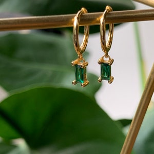 Collier et boucles d'oreilles vert émeraude et or, ensemble de bijoux de demoiselle d'honneur, boucles d'oreilles huggie et bijou de collier émeraude, cadeau parure de bijoux pour elle, image 4