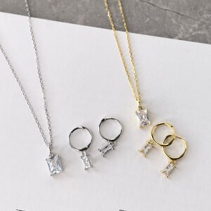 Smaragd grün und gold Halskette und Ohrringe, Brautjungfer Schmuck-Set, Huggie Ohrringe und Smaragd Halskette Juwel, Schmuck-Set Geschenk für sie, Gold and Diamond