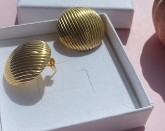 large gold round earrings, gold disc earrings, scallop earrings, oversized disc earrings, gifts for her, gold statement earrings, earrings