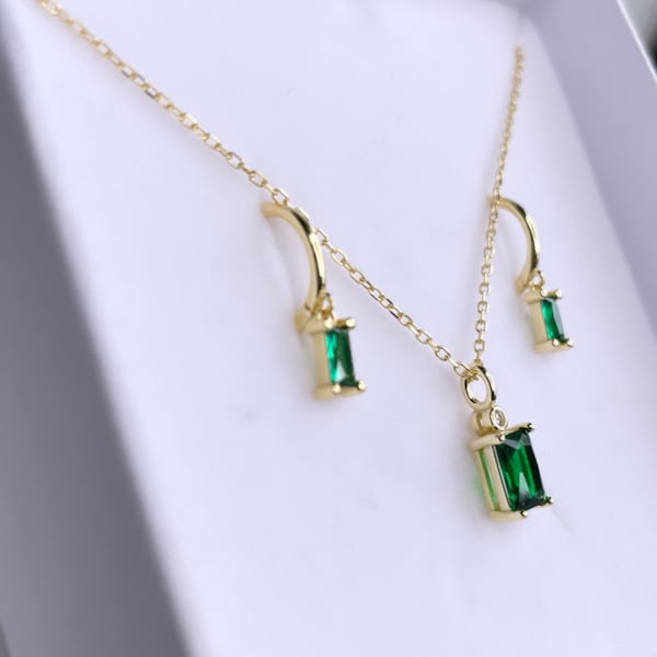 Emerald green and gold necklace and earrings, bridesmaid Jewelry set, huggie earrings and emerald necklace jewel, Jewelry set gift for her,