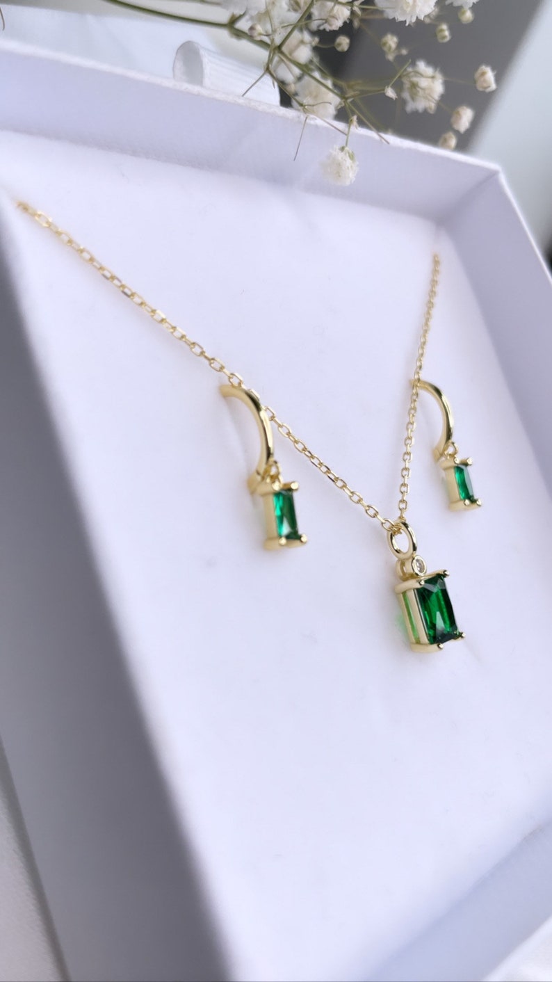 Smaragd grün und gold Halskette und Ohrringe, Brautjungfer Schmuck-Set, Huggie Ohrringe und Smaragd Halskette Juwel, Schmuck-Set Geschenk für sie, Gold and Emerald